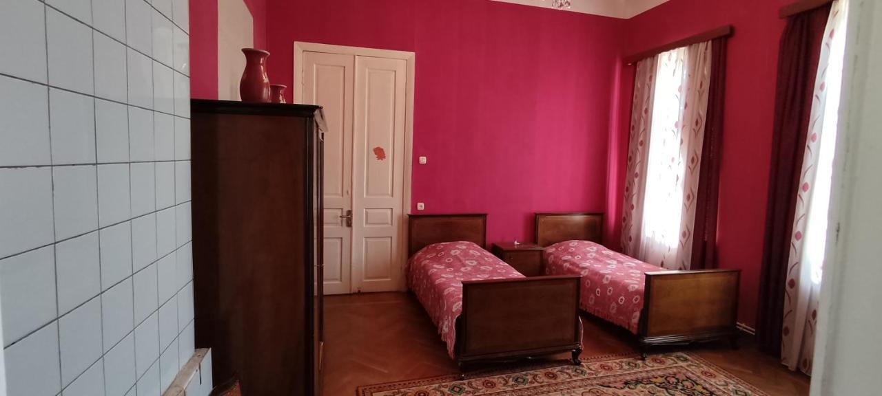 Guest House Tall Rooms Zugdidi Kültér fotó