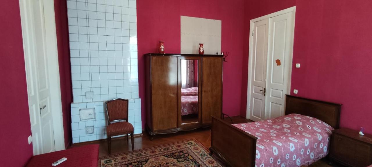 Guest House Tall Rooms Zugdidi Kültér fotó