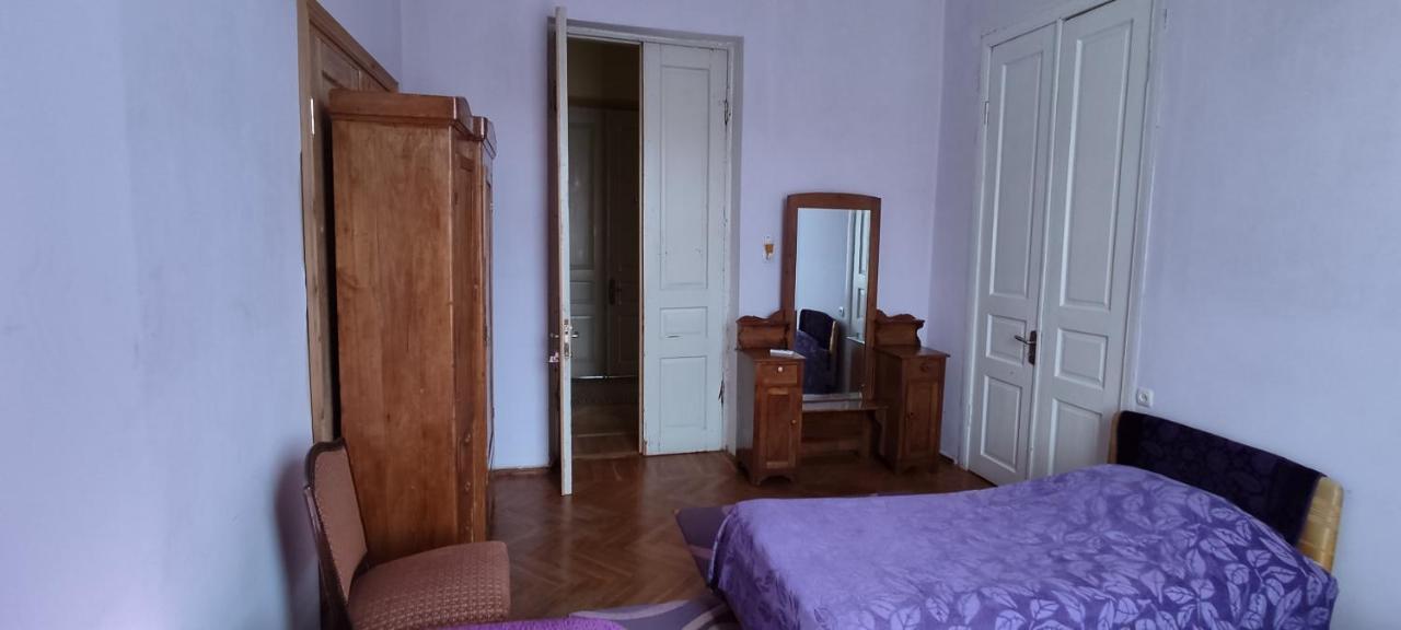 Guest House Tall Rooms Zugdidi Kültér fotó