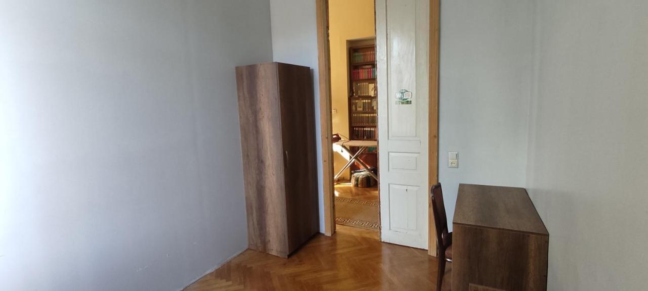Guest House Tall Rooms Zugdidi Kültér fotó