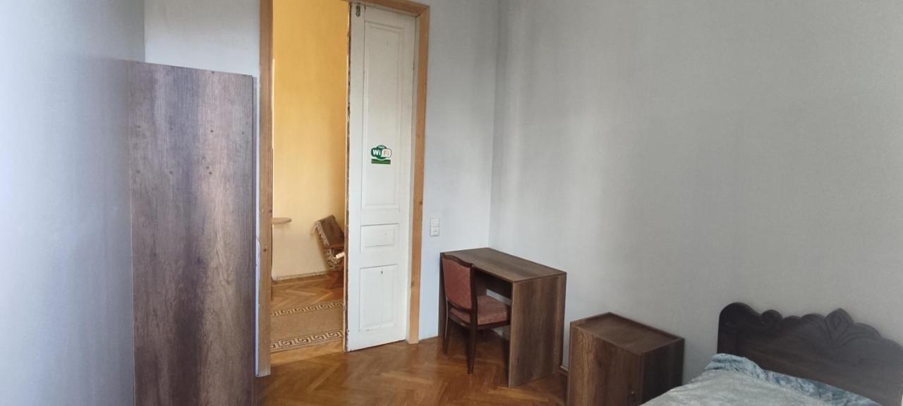 Guest House Tall Rooms Zugdidi Kültér fotó