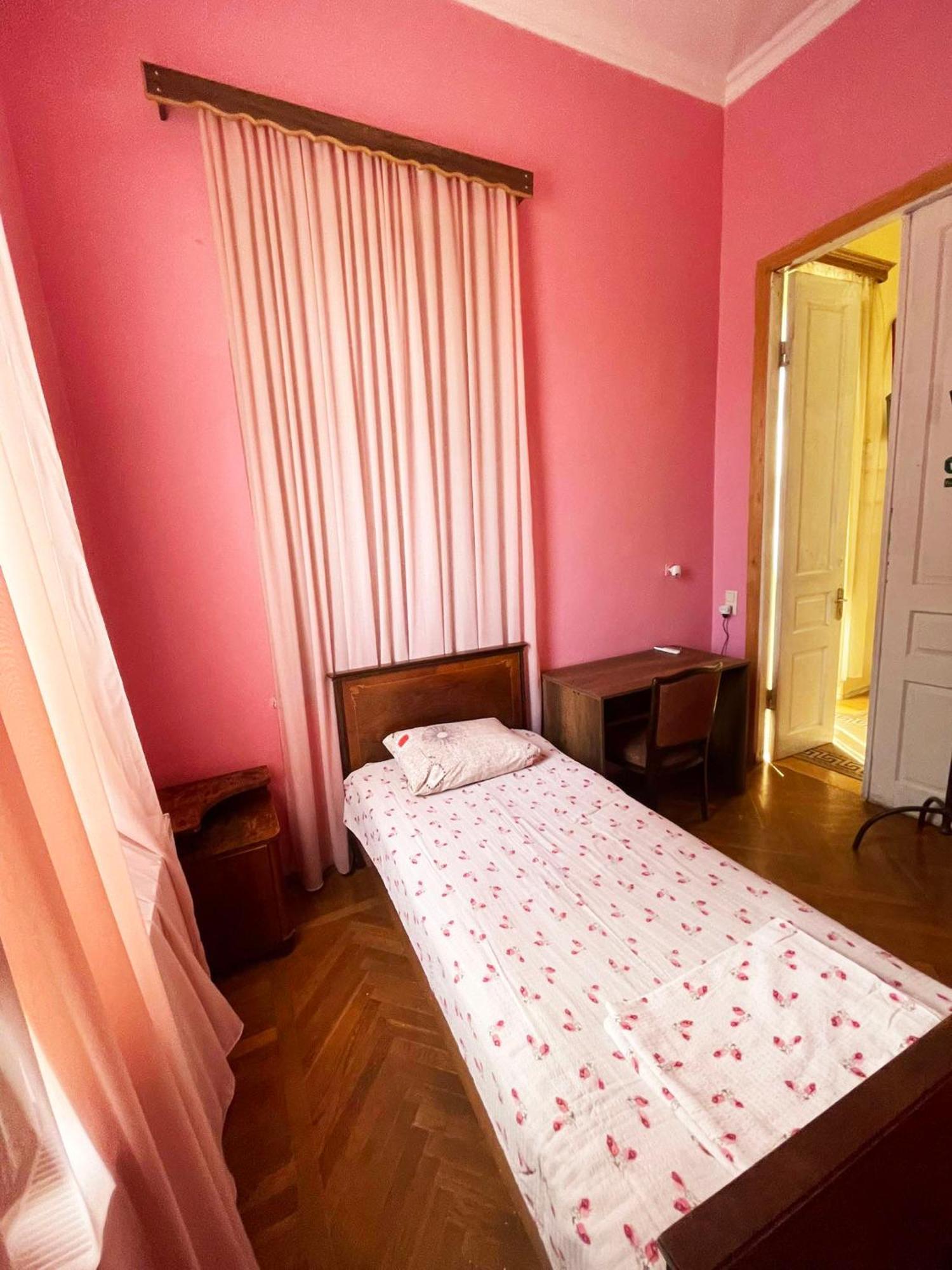 Guest House Tall Rooms Zugdidi Kültér fotó